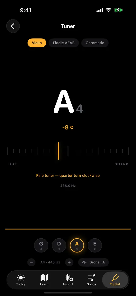 The Soloist Violin tuner on A4 reading eight cents flat, with fine-tuner guidance